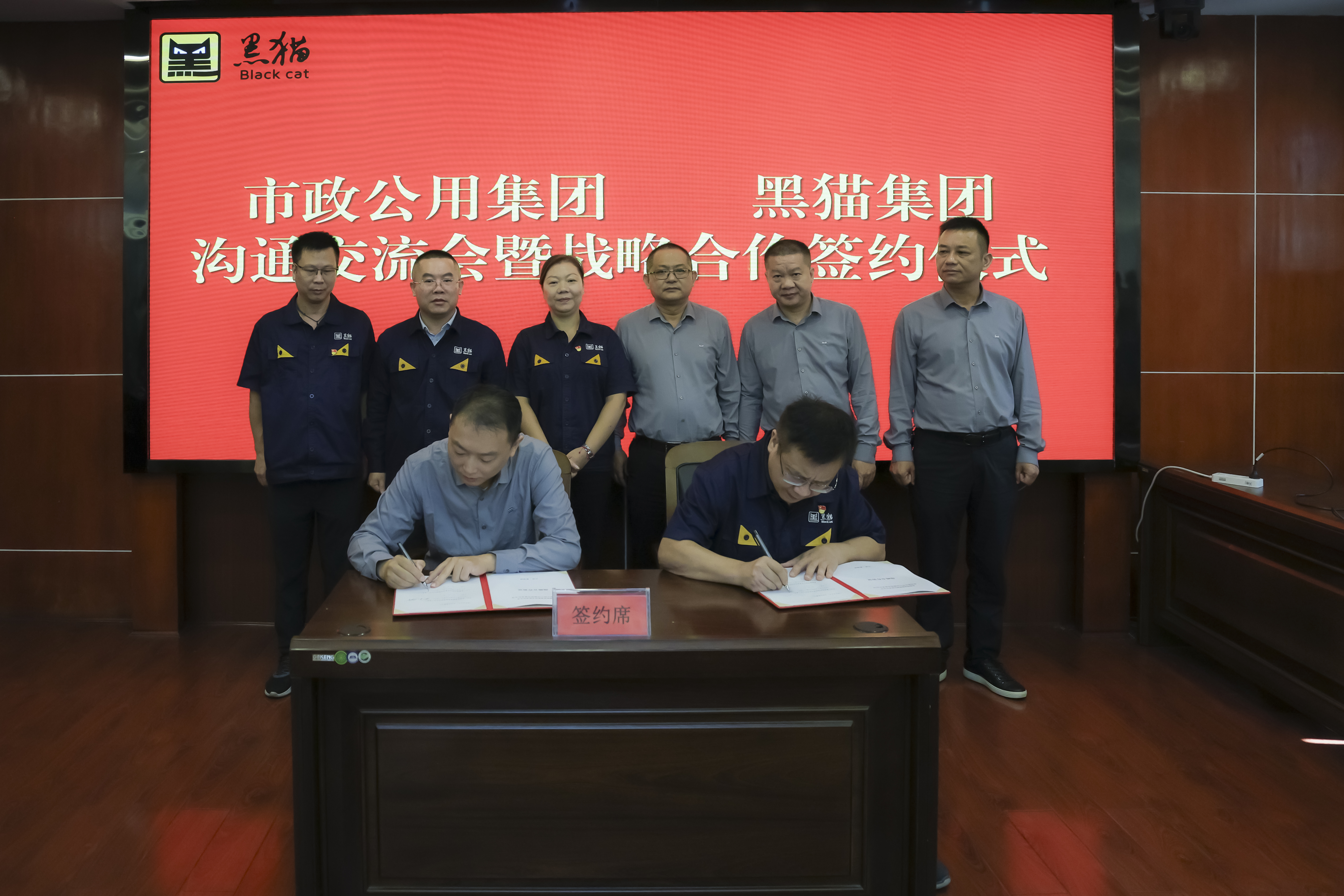 圖4 簽署戰略合作協議.jpg