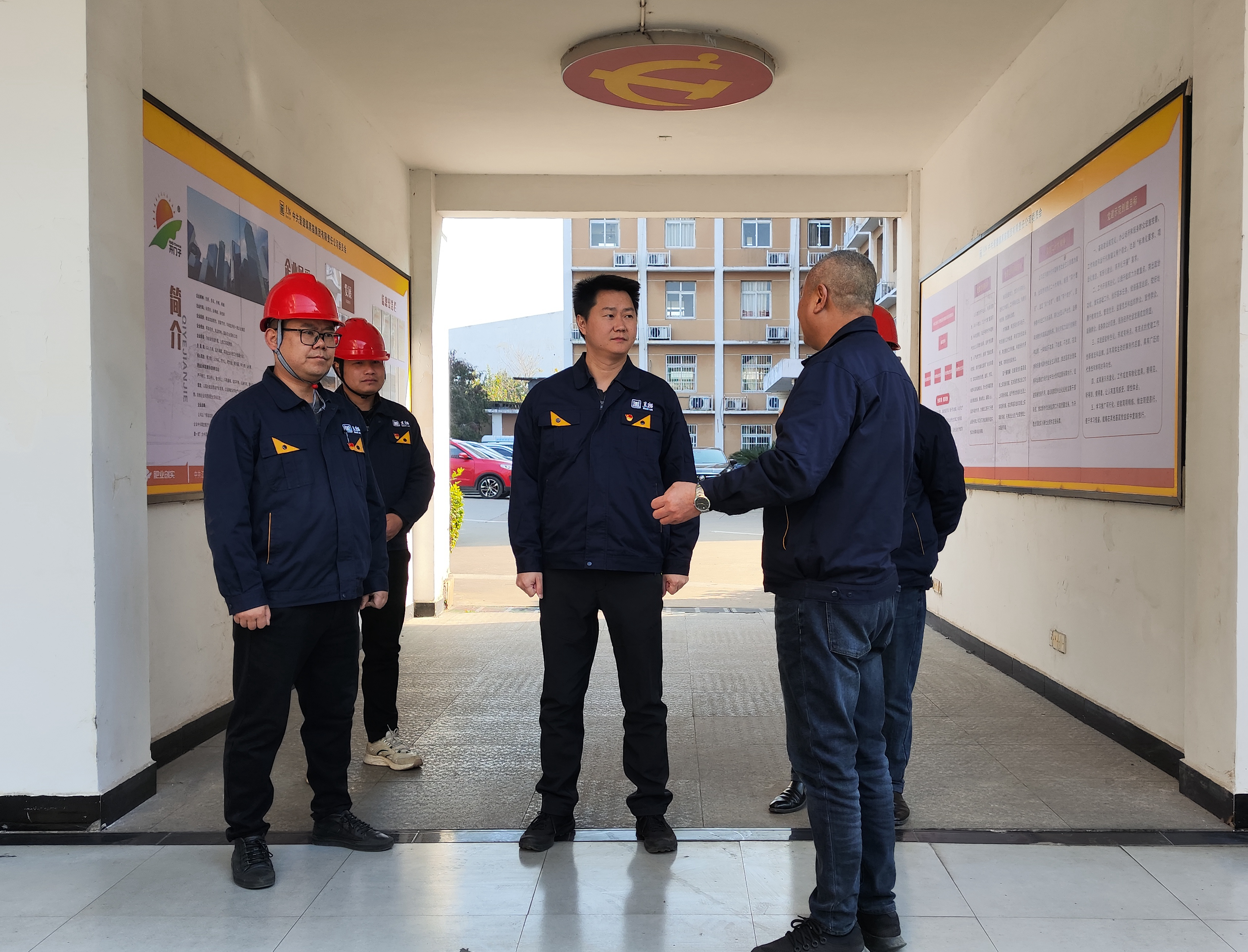 圖5 徐熠深入開門子肥業進行安全檢查.jpg